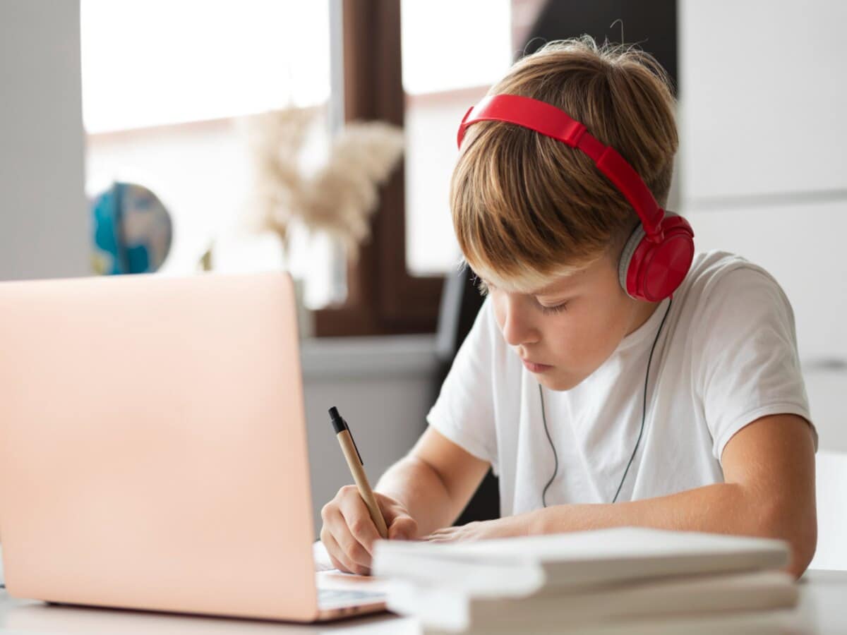 kid in online learning